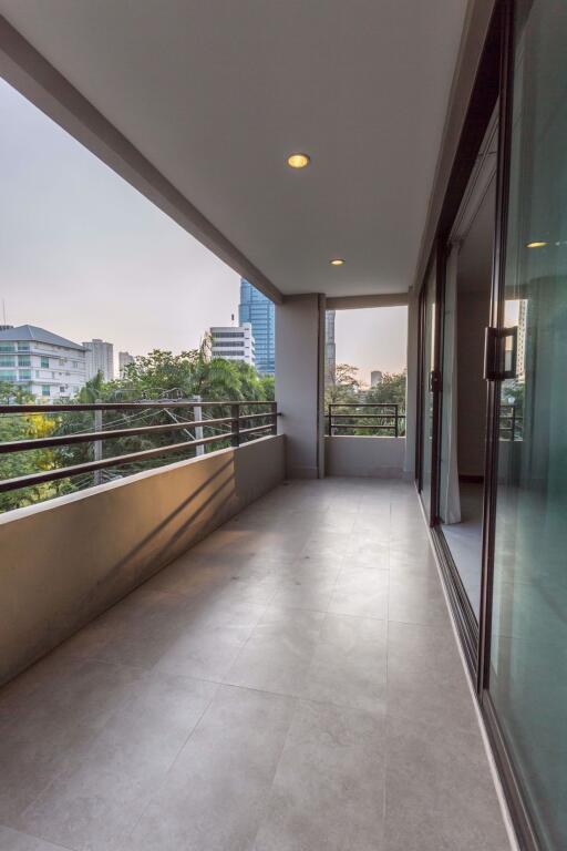 3 bed Condo in Vanida Apartment Ekkamai Khlong Tan Nuea Sub District C10706