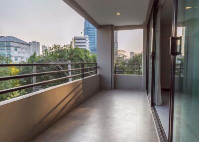 3 bed Condo in Vanida Apartment Ekkamai Khlong Tan Nuea Sub District C10706