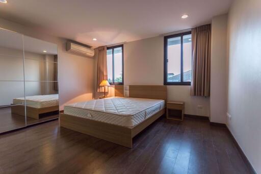 3 bed Condo in Vanida Apartment Ekkamai Khlong Tan Nuea Sub District C10706