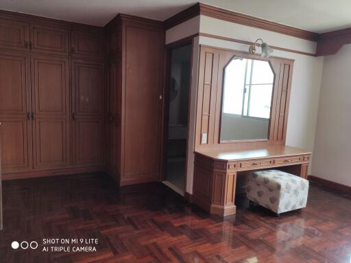 3 bed Condo in Le Chateau Mansion Khlong Tan Nuea Sub District C10696