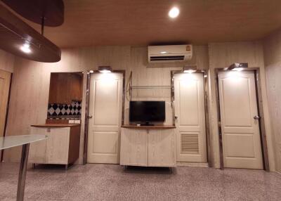2 bed Condo in Sathorn House Silom Sub District C10682