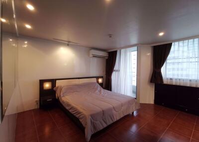 2 bed Condo in Supalai Place Condominium Khlong Tan Nuea Sub District C10676