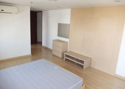 3 bed Duplex in P.W.T. Mansion Khlongtoei Sub District C10666