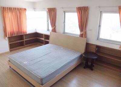 3 bed Duplex in P.W.T. Mansion Khlongtoei Sub District C10666