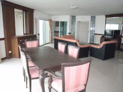 3 bed Condo in P.W.T. Mansion Khlongtoei Sub District C10664