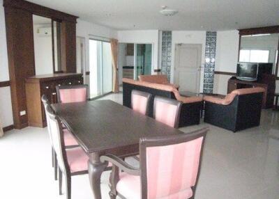 3 bed Condo in P.W.T. Mansion Khlongtoei Sub District C10664