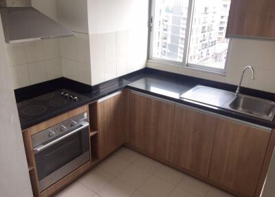 3 bed Condo in P.W.T. Mansion Khlongtoei Sub District C10664