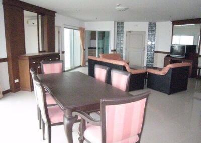 3 bed Condo in P.W.T. Mansion Khlongtoei Sub District C10663