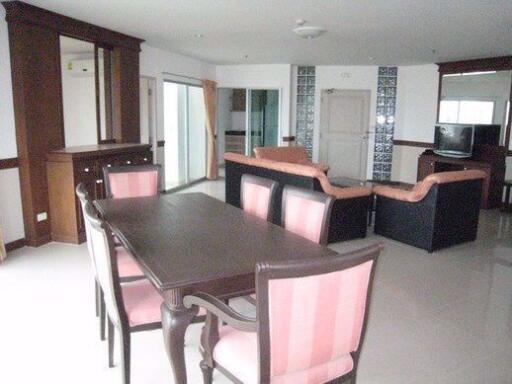 3 bed Condo in P.W.T. Mansion Khlongtoei Sub District C10663