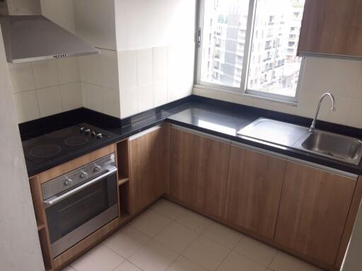 3 bed Condo in P.W.T. Mansion Khlongtoei Sub District C10663