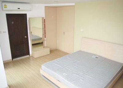 2 bed Duplex in P.W.T. Mansion Khlongtoei Sub District C10658