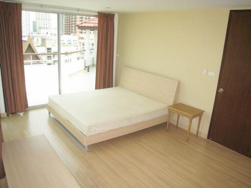 2 bed Condo in P.W.T. Mansion Khlongtoei Sub District C10657