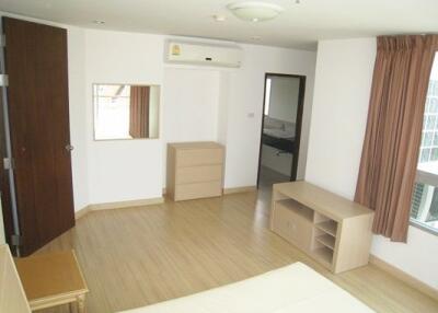 2 bed Condo in P.W.T. Mansion Khlongtoei Sub District C10657