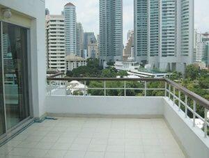 2 bed Condo in P.W.T. Mansion Khlongtoei Sub District C10657