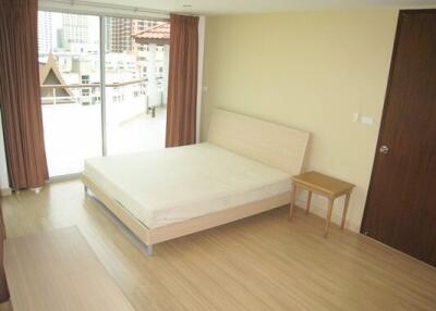 2 bed Condo in P.W.T. Mansion Khlongtoei Sub District C10656