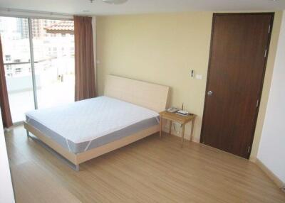 2 bed Condo in P.W.T. Mansion Khlongtoei Sub District C10656