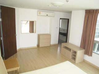 2 bed Condo in P.W.T. Mansion Khlongtoei Sub District C10656