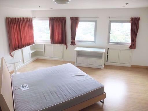 1 bed Condo in P.W.T. Mansion Khlongtoei Sub District C10655