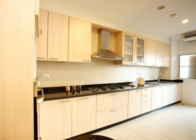 3 bed Condo in Chaidee Mansion Khlong Toei Nuea Sub District C10630