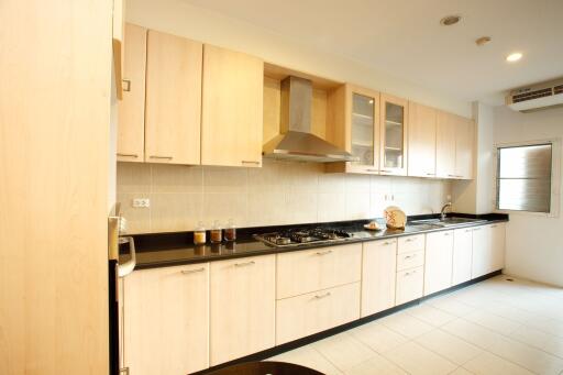 3 bed Condo in Chaidee Mansion Khlong Toei Nuea Sub District C10630