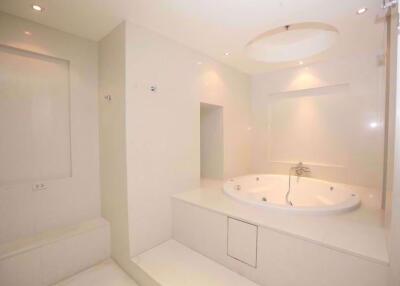 4 bed Duplex in Royal Residence Park Lumphini Sub District D10509