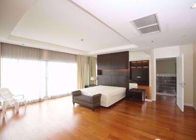 4 bed Duplex in Royal Residence Park Lumphini Sub District D10509