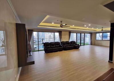 3 bed Duplex in Le Raffine Sukhumvit 24 Khlongtan Sub District D10508