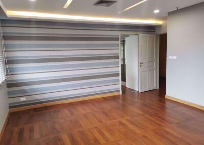 3 bed Duplex in Le Raffine Sukhumvit 24 Khlongtan Sub District D10508