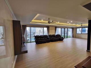 3 bed Duplex in Le Raffine Sukhumvit 24 Khlongtan Sub District D10508