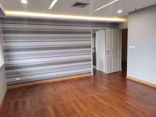 3 bed Duplex in Le Raffine Sukhumvit 24 Khlongtan Sub District D10508