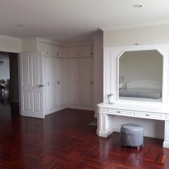 3 bed Condo in Le Chateau Mansion Khlong Tan Nuea Sub District C10562