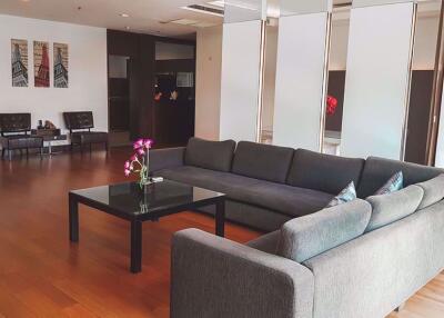 4 bed Condo in Royal Residence Park Lumphini Sub District C10543