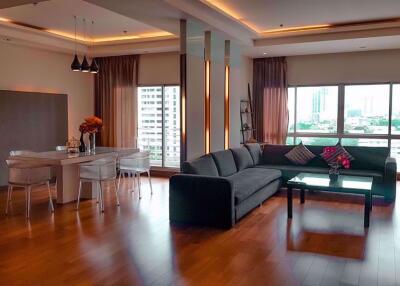 4 bed Condo in Royal Residence Park Lumphini Sub District C10543