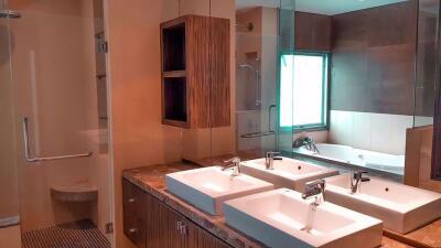 4 bed Condo in Royal Residence Park Lumphini Sub District C10543