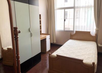 3 bed Condo in L.T. Court Apartment Khlongtan Sub District C10480