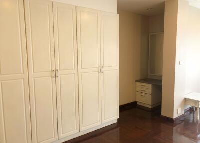 3 bed Condo in L.T. Court Apartment Khlongtan Sub District C10480