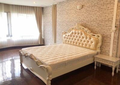 3 bed Condo in L.T. Court Apartment Khlongtan Sub District C10480