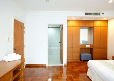 3 ห้องนอน, 4 ห้องน้ำ คอนโด ราคา ฿ 75,000/เดือน