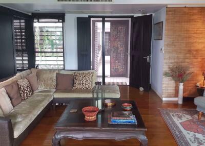 3 bed Condo in The Lanai Sathorn Chong Nonsi Sub District C10445