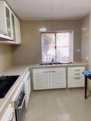 4 bed House Khlong Toei Nuea Sub District H05383