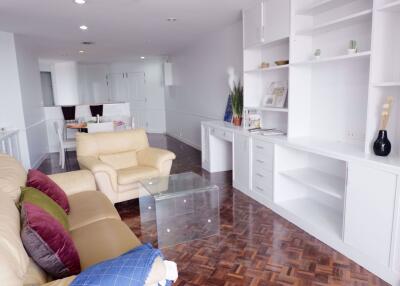 2 bed Condo in Tai Ping Towers Khlong Tan Nuea Sub District C10373
