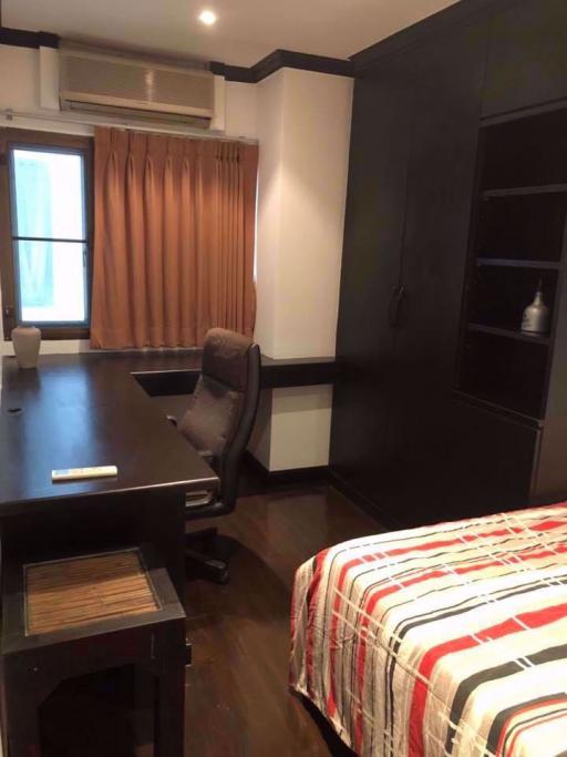 2 bed Condo in Top View Tower Khlong Tan Nuea Sub District C10371