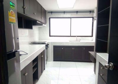 5 bed House Khlong Tan Nuea Sub District H05381