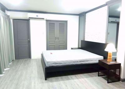 5 bed House Khlong Tan Nuea Sub District H05381