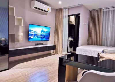 Studio bed Condo in RHYTHM Ekkamai Khlong Tan Nuea Sub District C10344