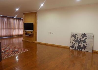 3 bed Condo in GM Height Khlongtoei Sub District C10327