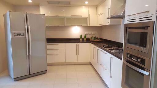 3 bed Condo in GM Height Khlongtoei Sub District C10325