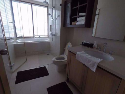 1 bed Condo in The Emporio Place Khlongtan Sub District C10267