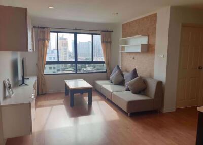 2 bed Condo in Lumpini Ville Phahol - Suthisarn Samsennai Sub District C10236