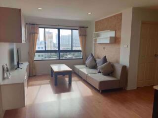 2 bed Condo in Lumpini Ville Phahol - Suthisarn Samsennai Sub District C10236